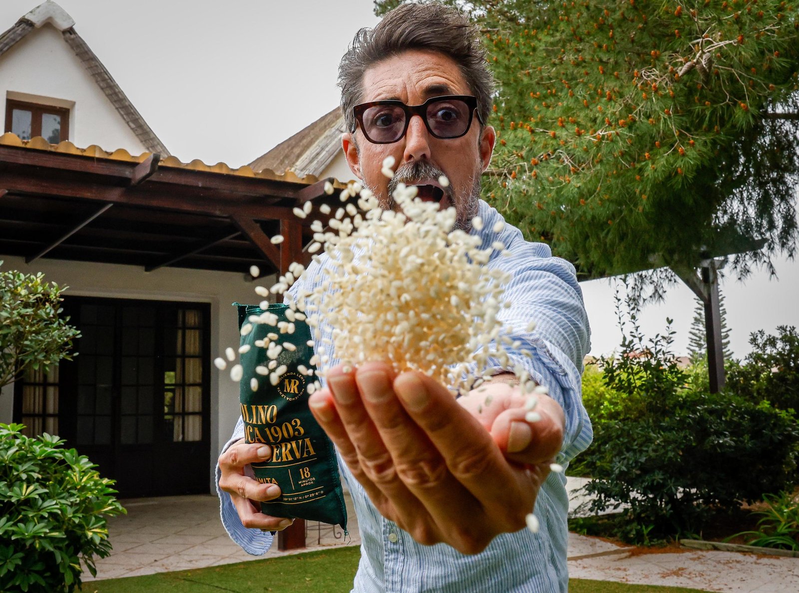 Edu Torres trabajando con el grano