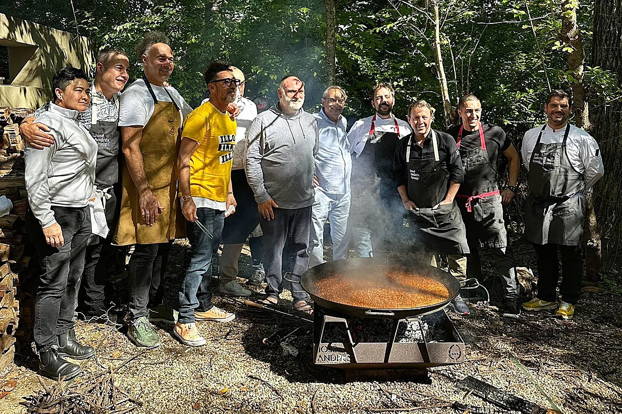 Edu Torres con cocineros